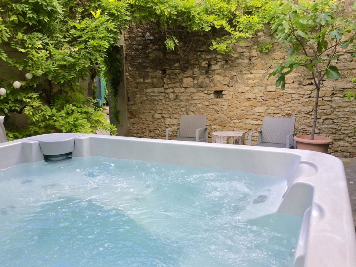 Maison de maître à BRAM # Jacuzzi photo 2