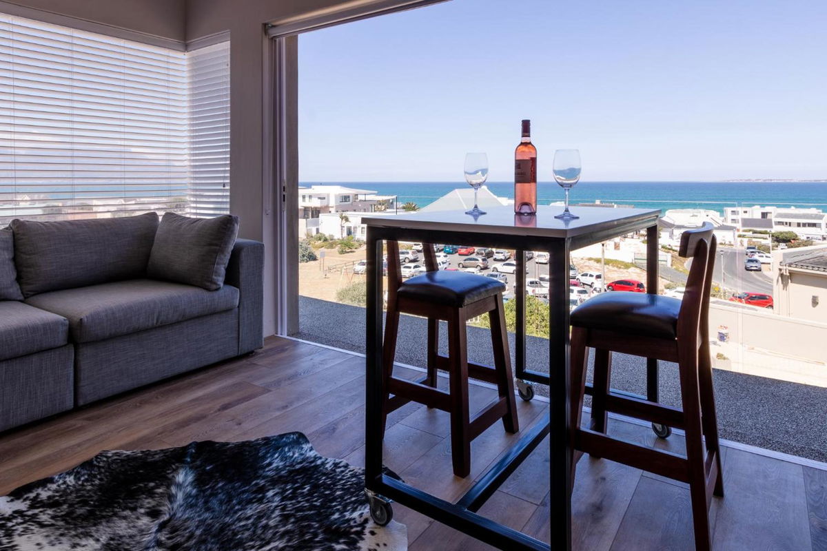 Small Bay Beach Suites photo 2