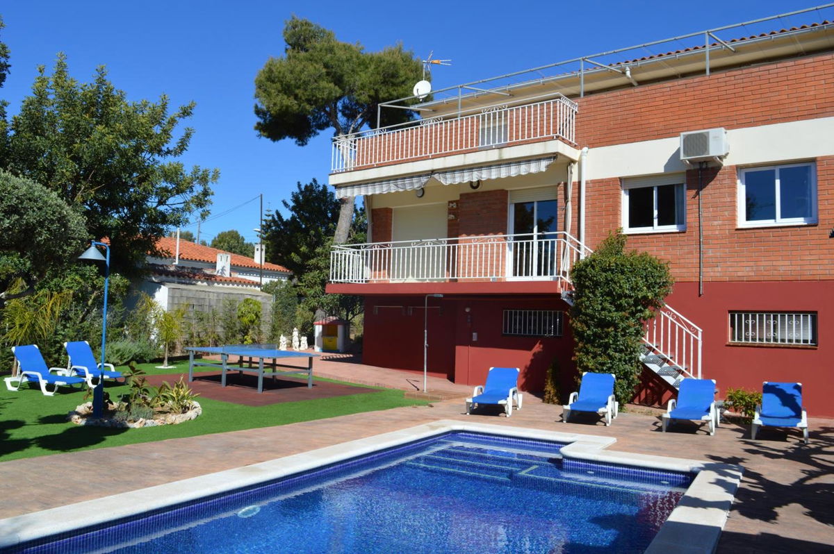VILLA LAGEM, Casa con piscina, barbacoa, jardín in Cubelles, ES