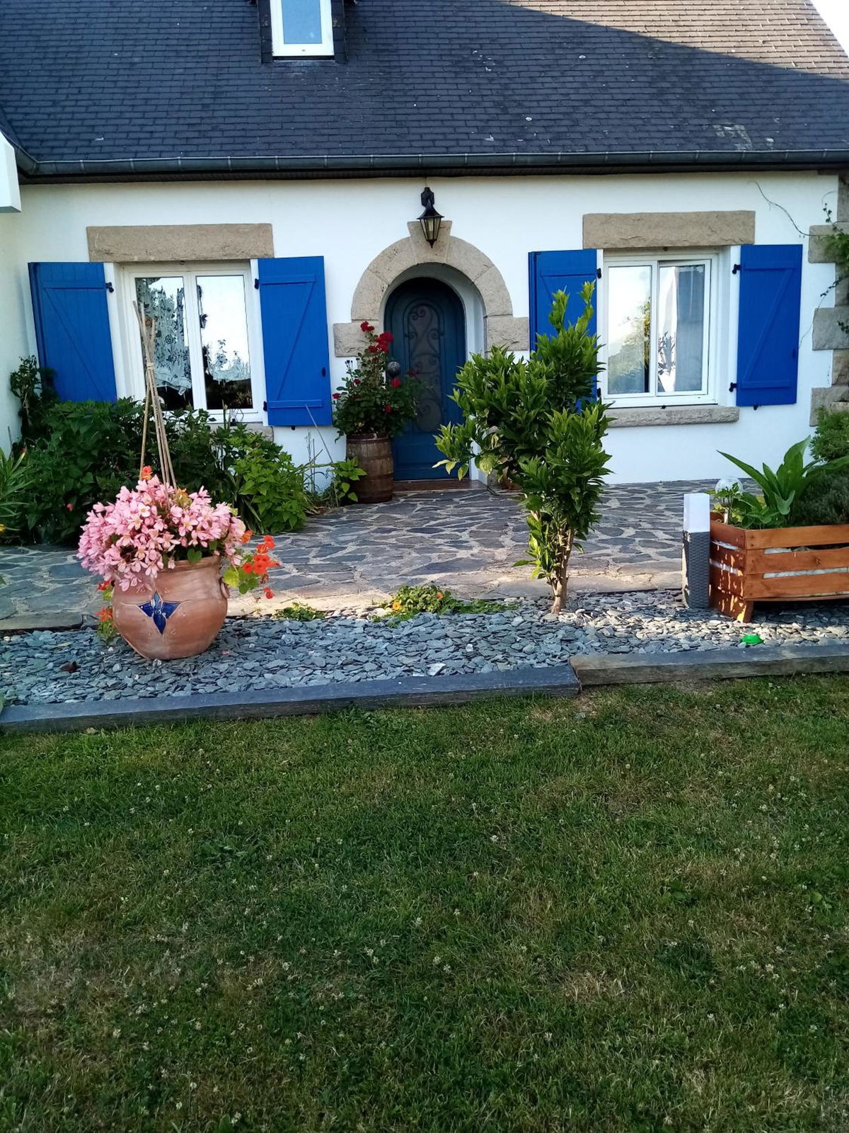 maison aux volets bleus in Quévert, FR