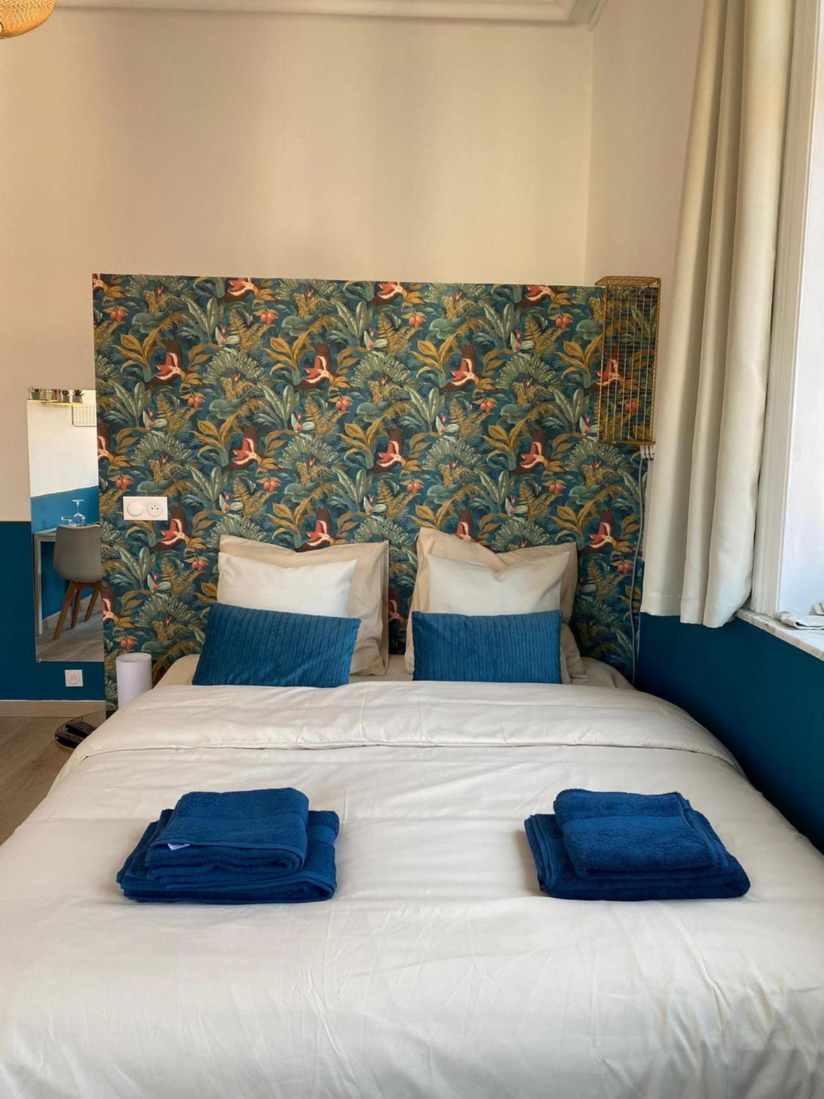Roubaix Lille private shower & Netflix photo 5