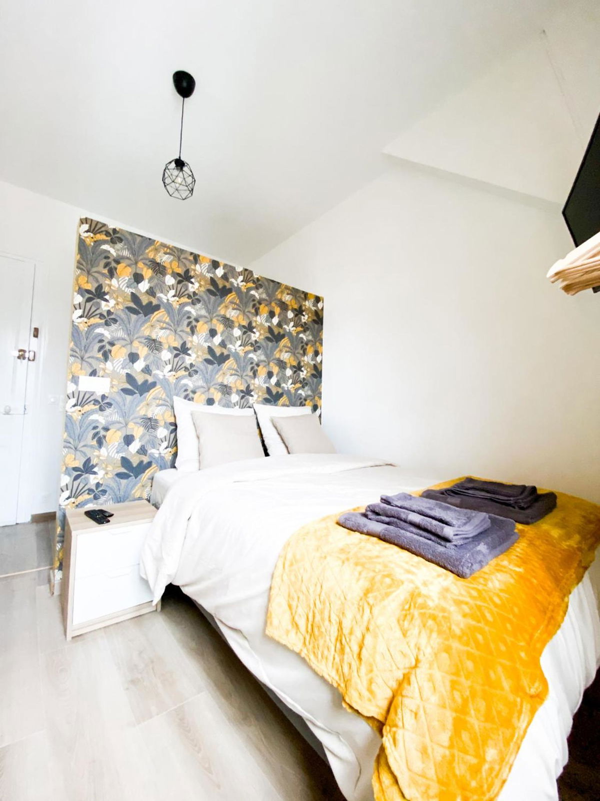 Roubaix Lille private shower & Netflix photo 3