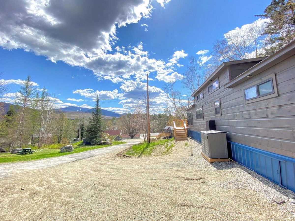 B11 NEW Awesome Tiny Home with AC Mountain Views Minutes to Skiing Hiking Attractions