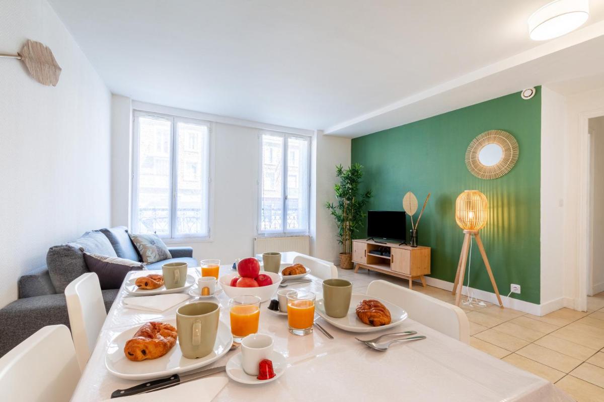 Appart'Hotel NuiteeJour Versailles Saint Cyr l'Ecole in Saint-Cyr-lʼÉcole, FR