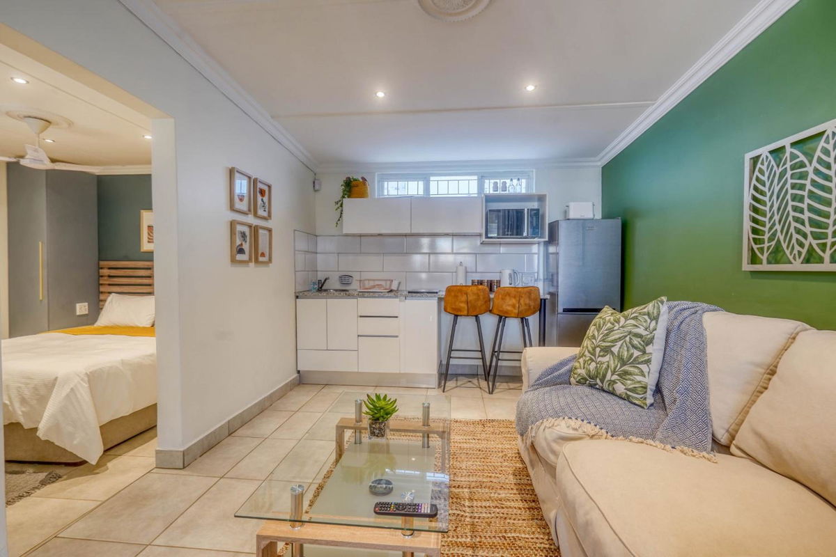 Hampton Collection - Trendy 2 Sleeper Serviced Apartment with Pool in Durban, ZA