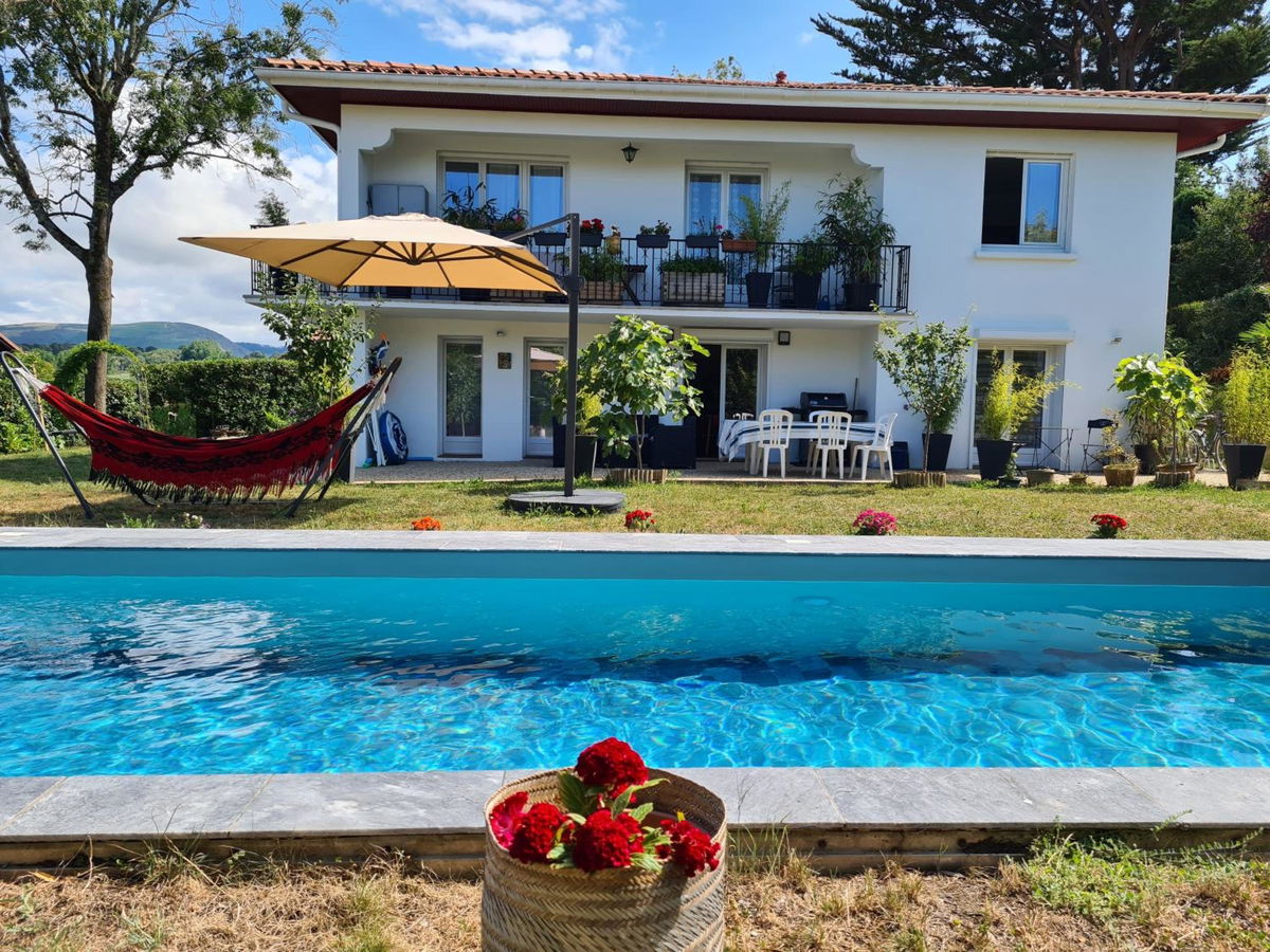 Appartement avec cuisine et grande piscine chauffée in Hendaye, FR