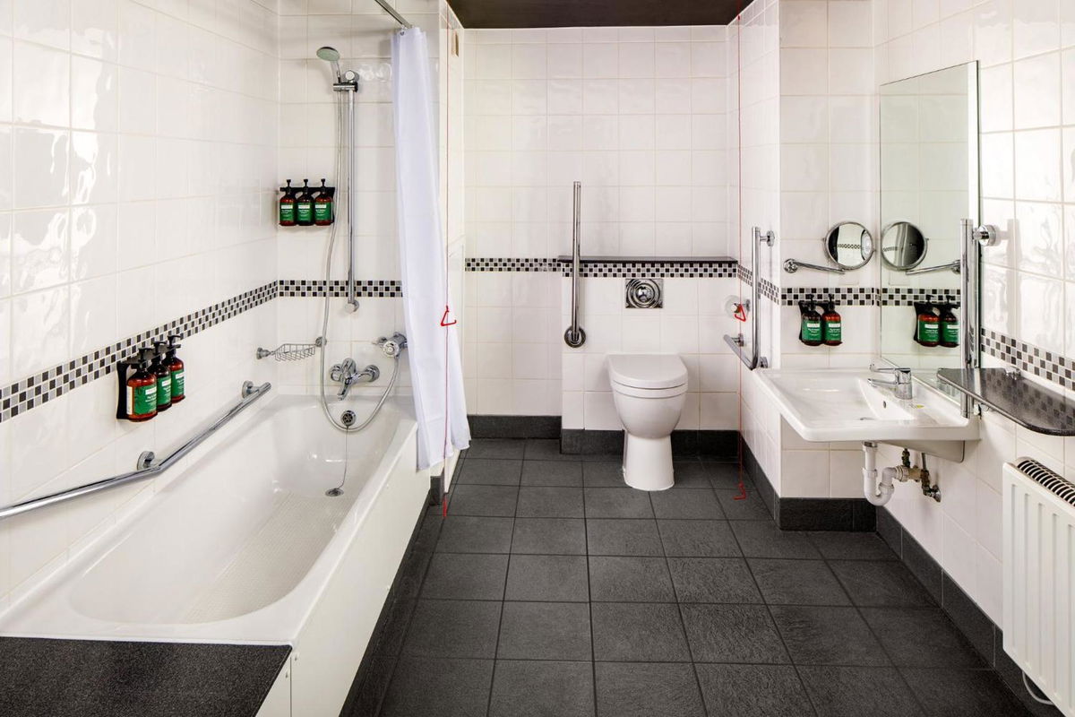 Crowne Plaza Manchester Airport by IHG photo 4