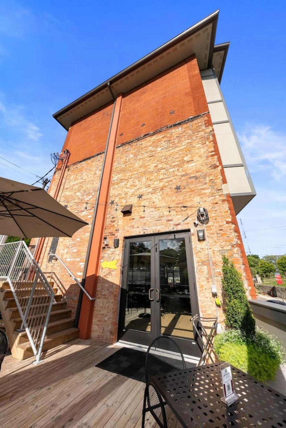 Lux 1BR - Amazing Cafe - Views - Located near ALL