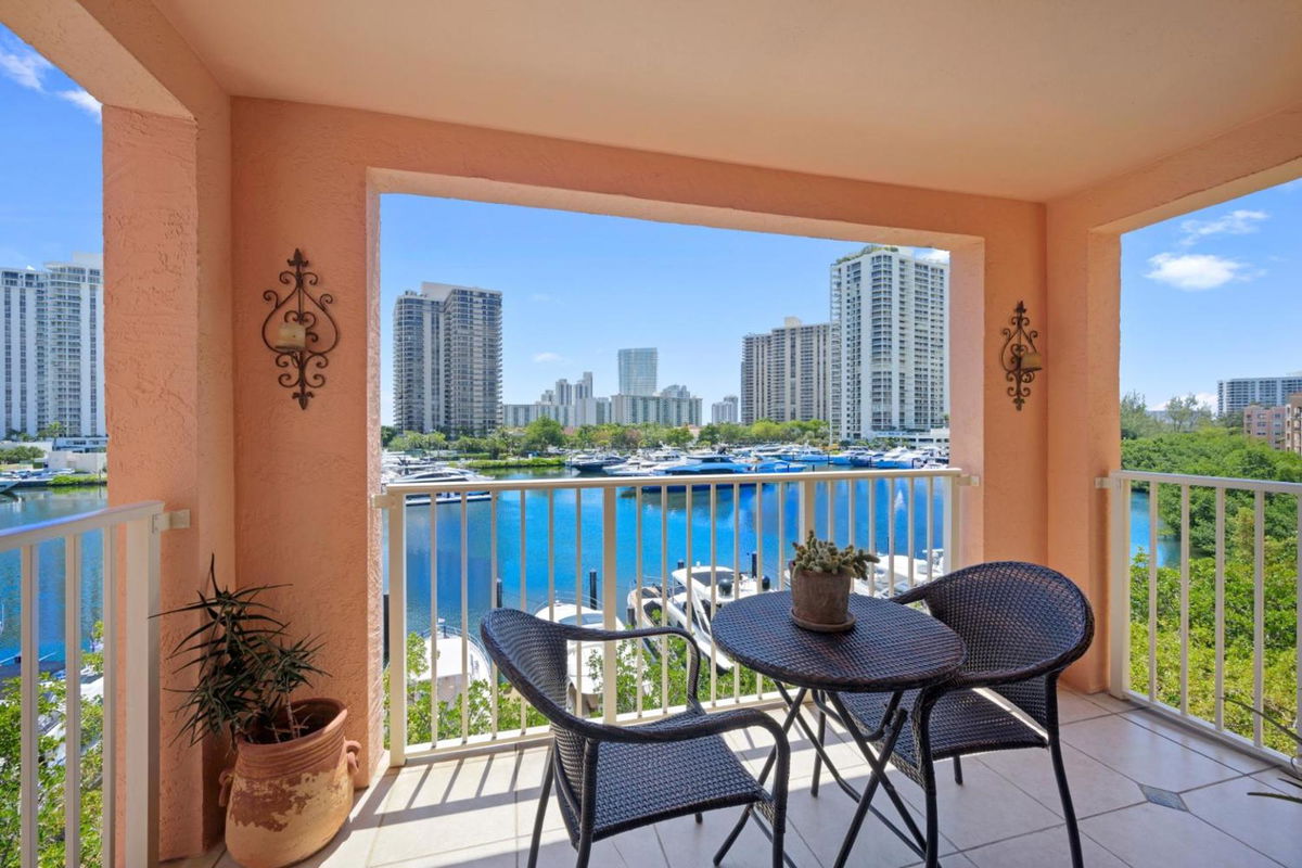 Yacht Club at aventura Amazing Marina view parking included photo 2