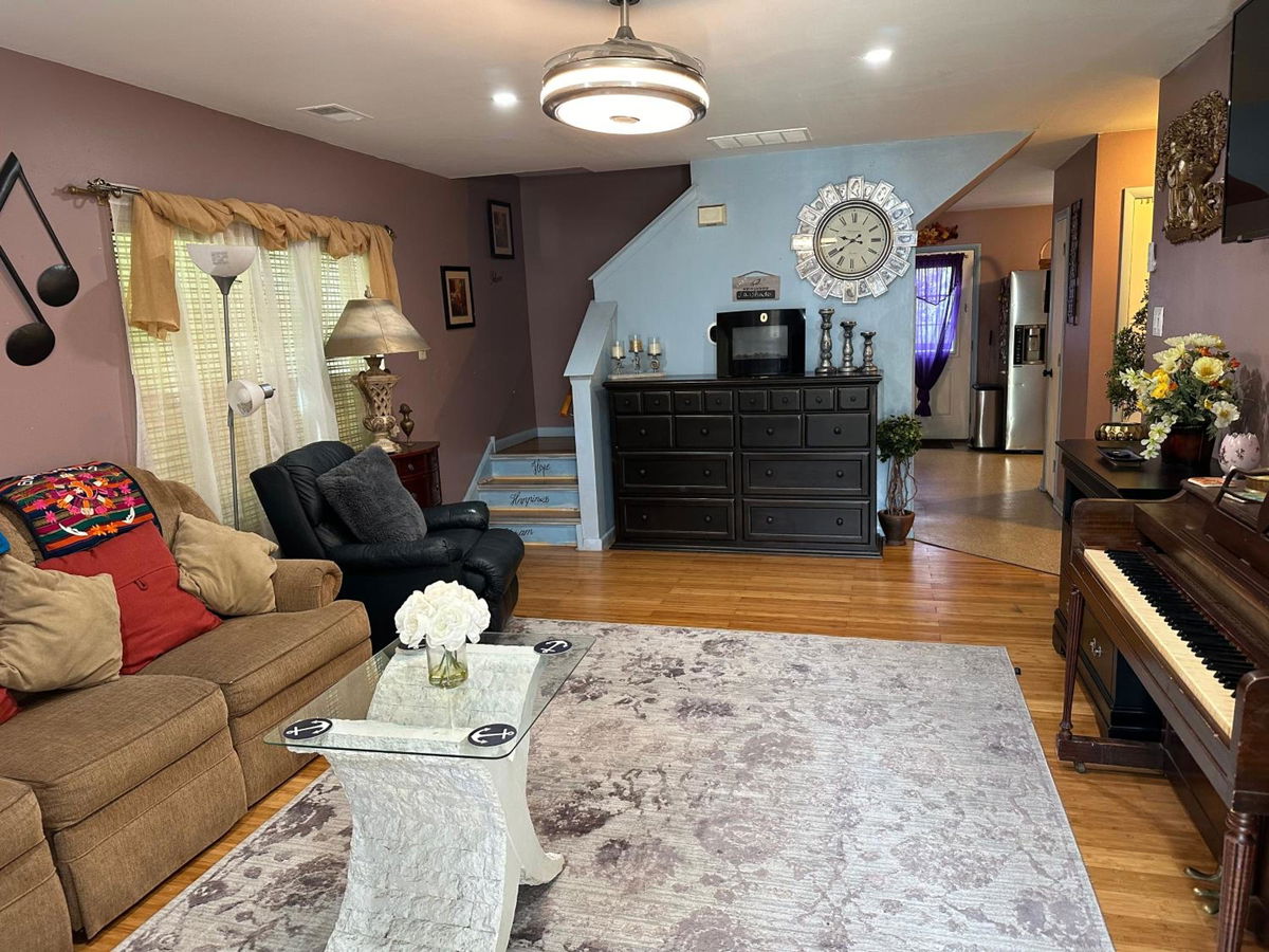 Colorful 3 bedrooms twin home near Center photo 3