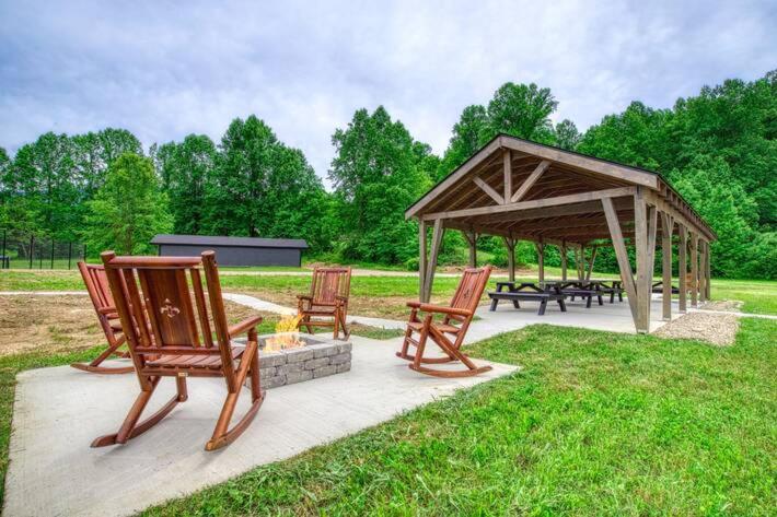 Queens Quarters, Pickleball Court, Creek, WIFI, Mountain Views, Starting at 79" photo 4