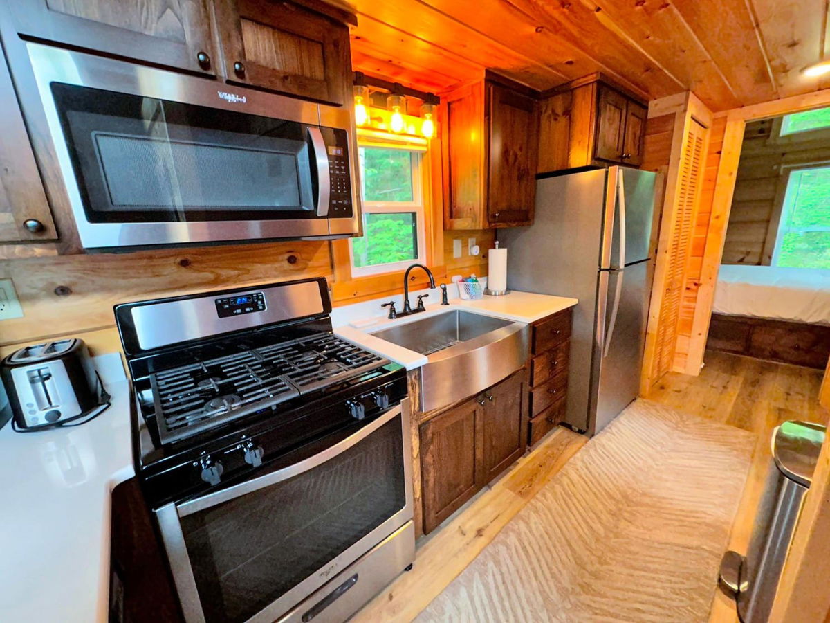 B11 NEW Awesome Tiny Home with AC Mountain Views Minutes to Skiing Hiking Attractions photo 4
