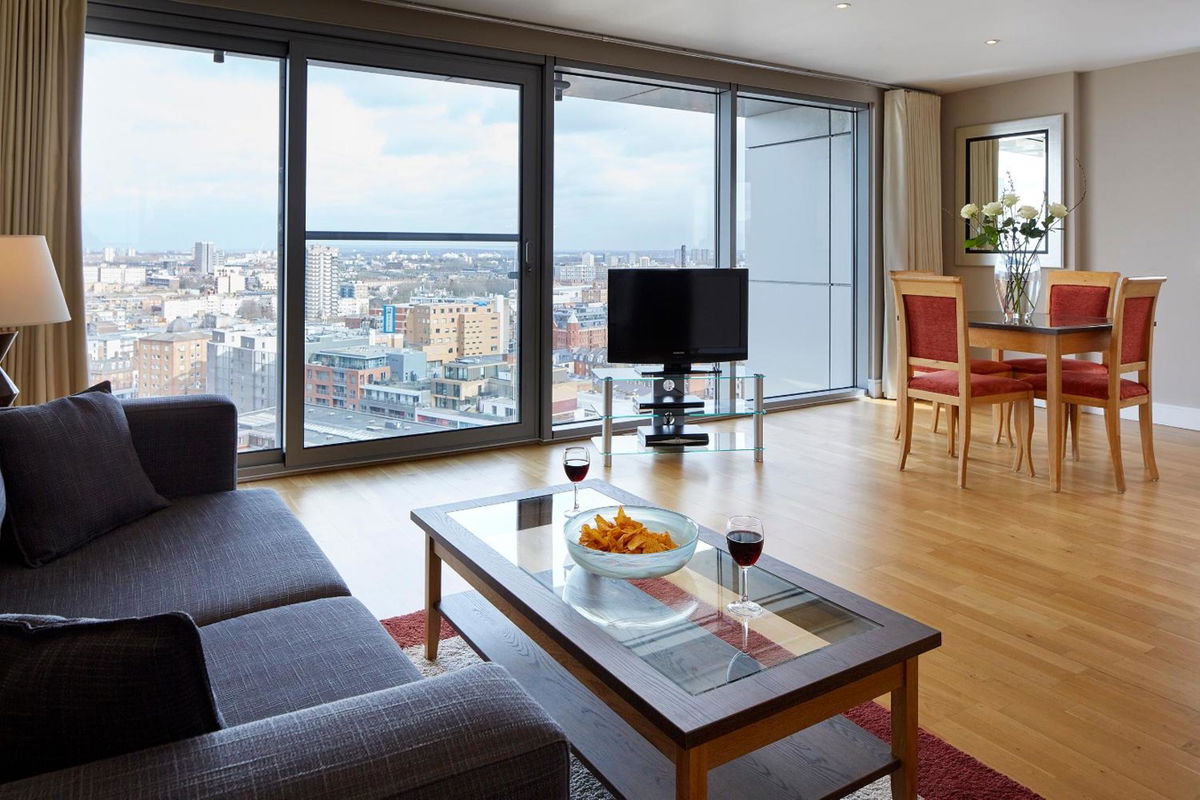 Marlin Aldgate Tower Bridge photo 4