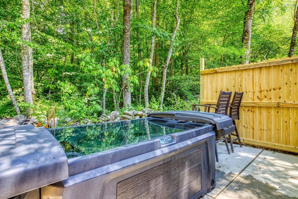 Queens Quarters, Pickleball Court, Creek, WIFI, Mountain Views, Starting at 79" photo 5