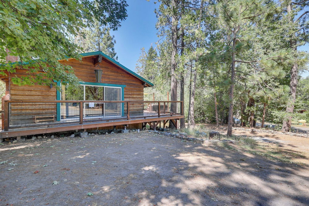 Peaceful Wooden Cabin, 2 Mi to Bass Lake! photo 3