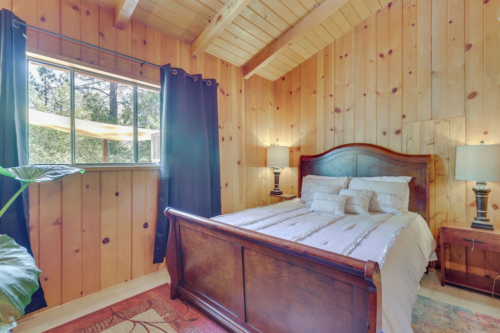 Peaceful Wooden Cabin, 2 Mi to Bass Lake! photo 2