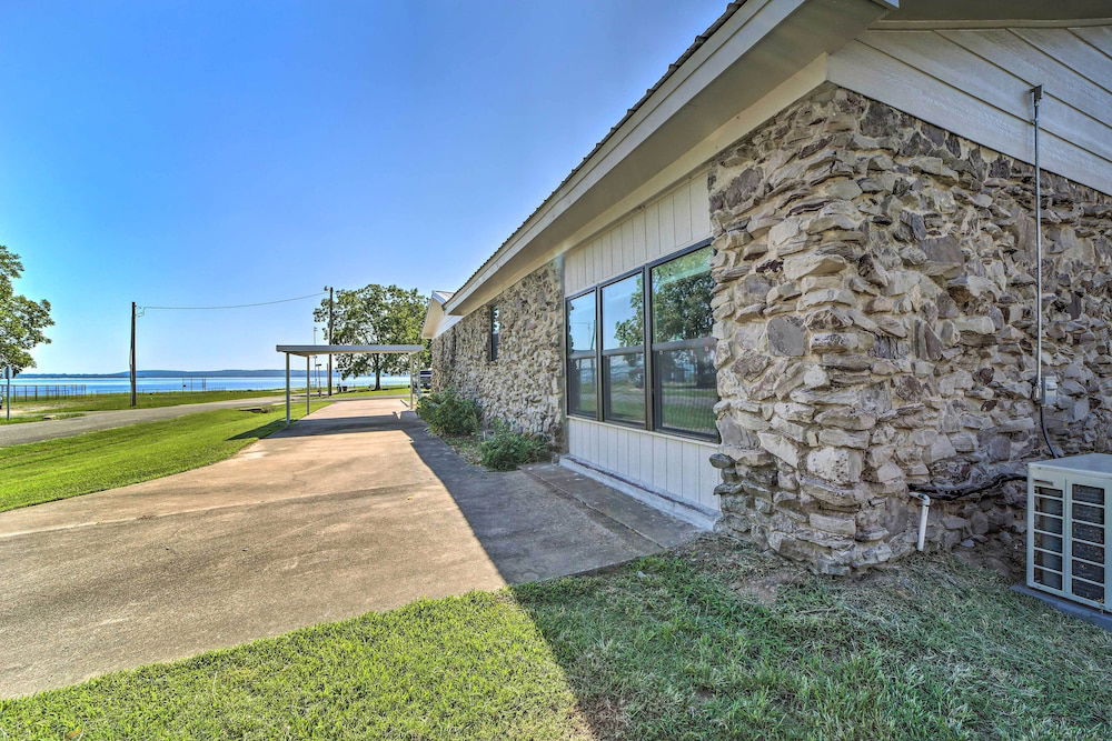Eufaula Retreat w/ Lake Views: Walk to Marina in Eufaula, US