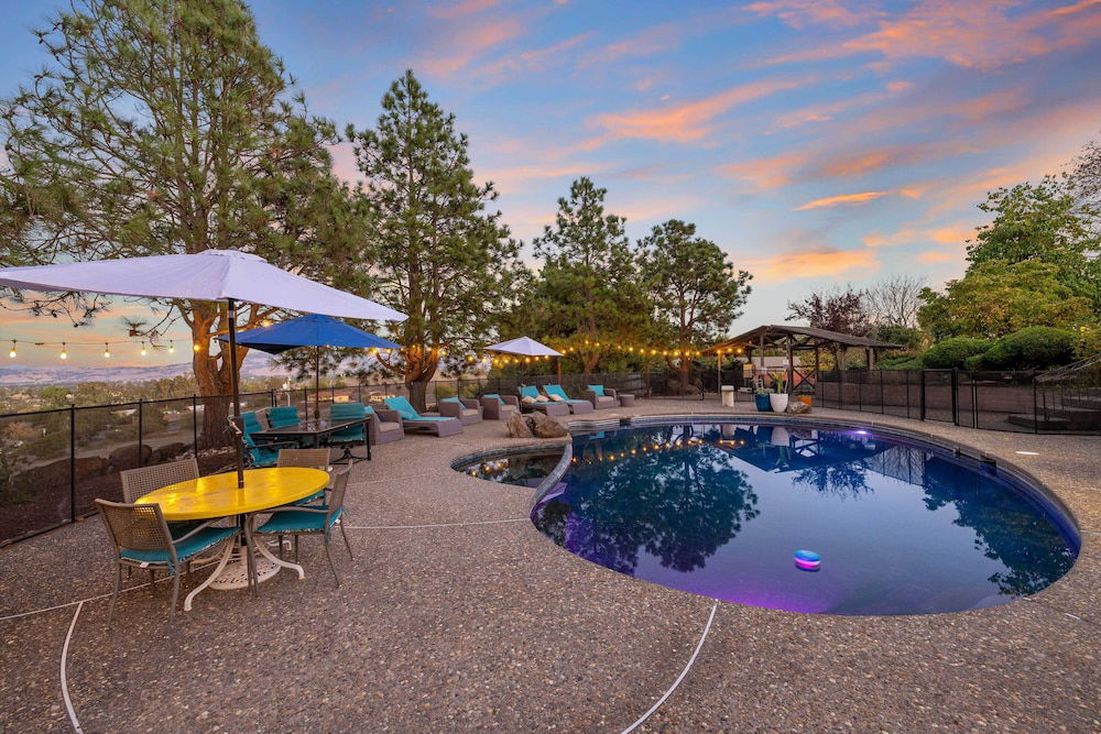 Private Pool & Large Deck: Modern Cotati Villa! in Cotati, US