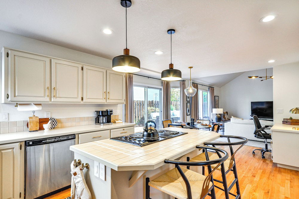 Near Shops & Cafes: Beaverton Haven w/ Luxe Decor! photo 5