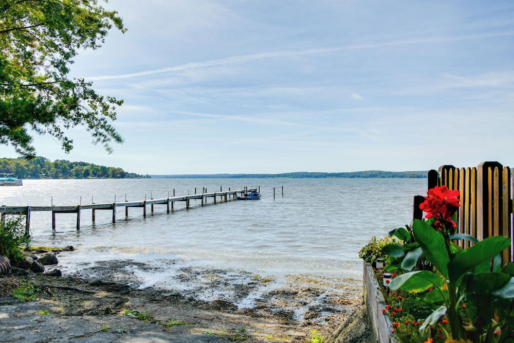 Waterfront Cottage - Dock & Chautauqua Lake Access photo 2