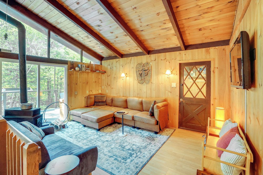 Treehouse Chalet Near Mt. Snow w/ On-site Trails! in West Dover, US