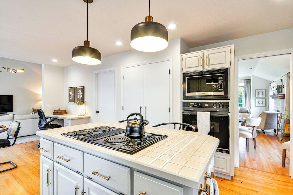 Near Shops & Cafes: Beaverton Haven w/ Luxe Decor! photo 2
