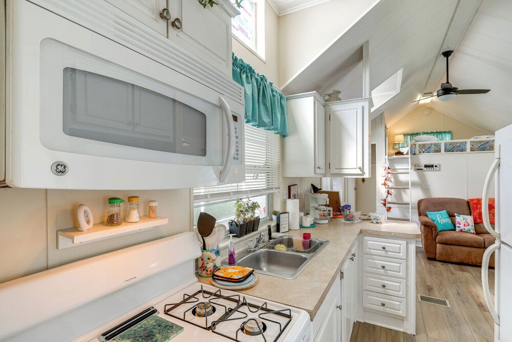 Lakeland Cottage w/ Pool Access + Screened Porch! photo 4