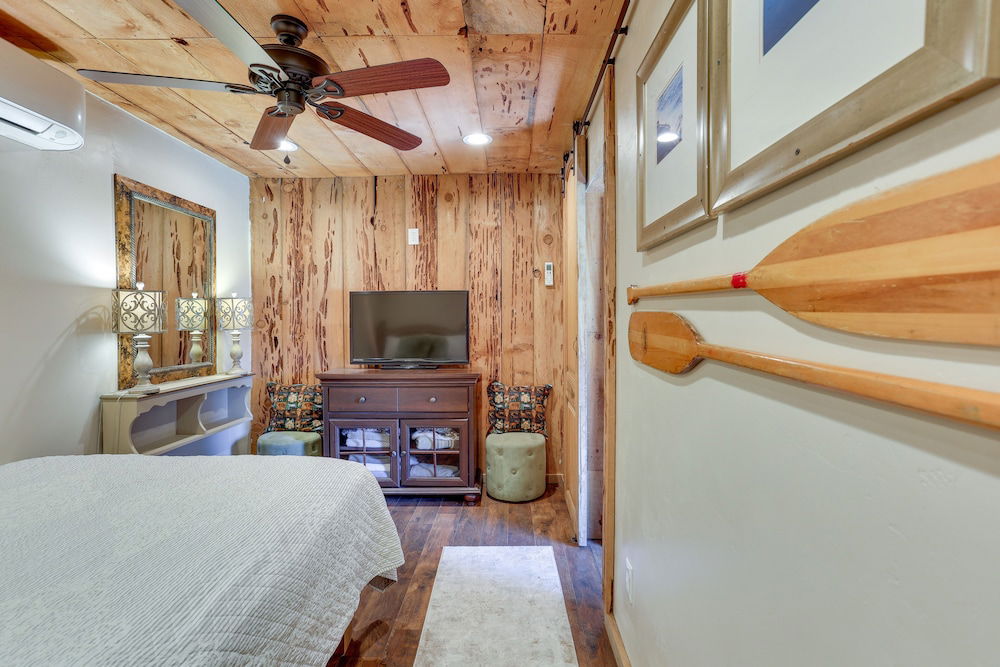 9 Mi to Bass Lake: Cabin w/ Fire Pit in Wishon! photo 5