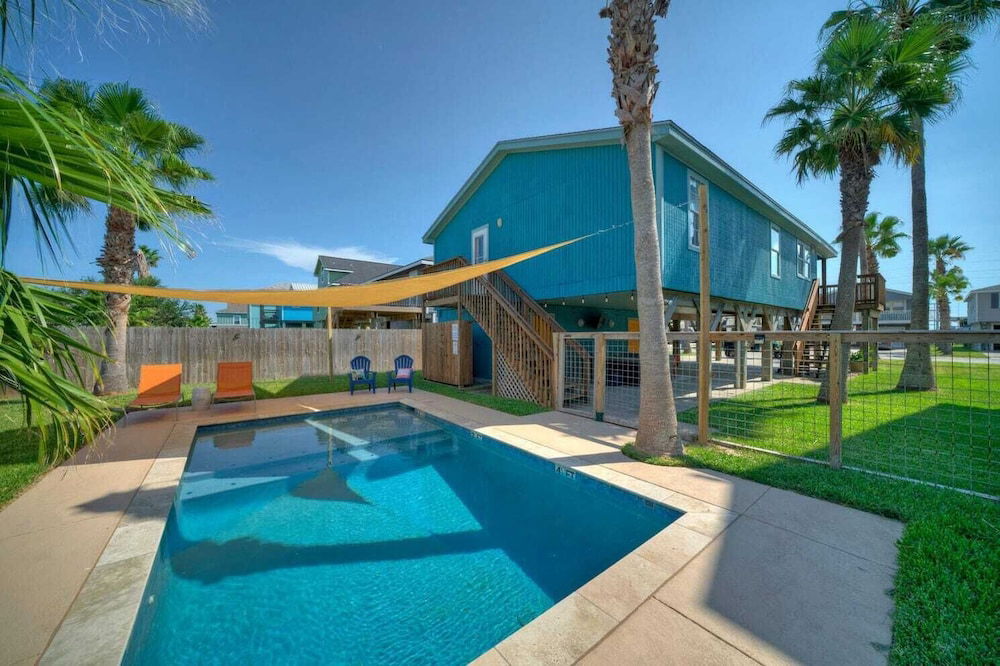 Sleeps 22 2 Homes w/ Private Pool, Game Room, Nature Views 7 BDR Avantstay in Port Aransas, US