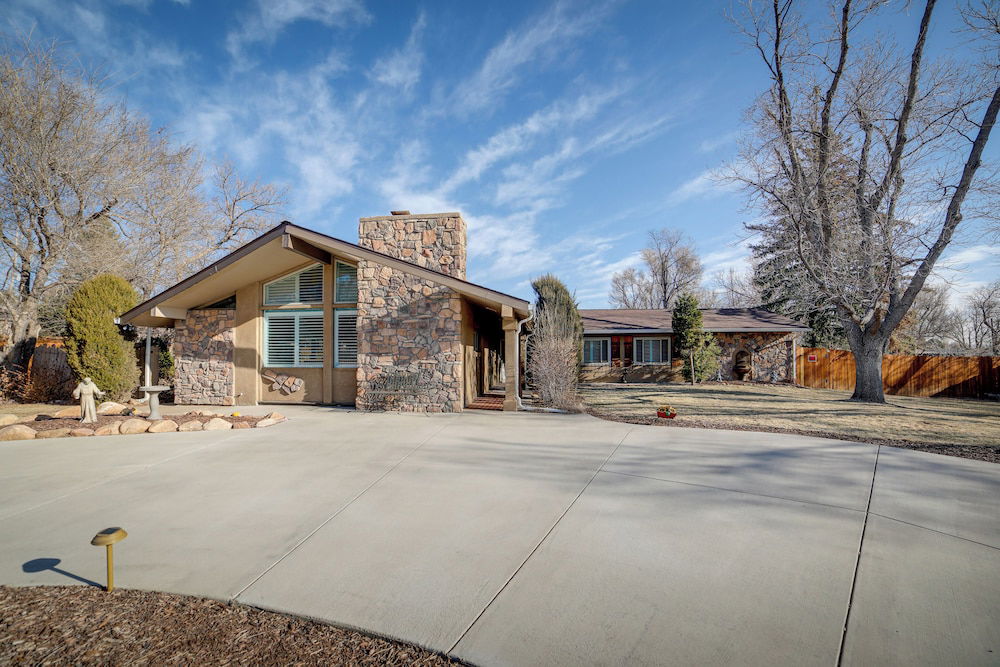 Colorado Home w/ Pickleball: 1 Mi to Broadmoor!