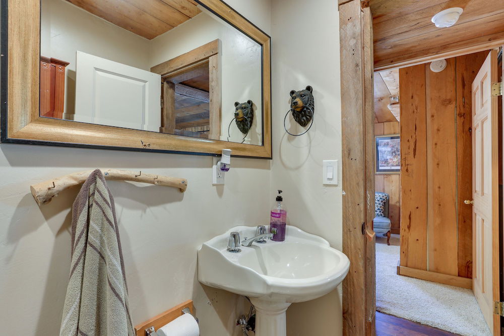 9 Mi to Bass Lake: Cabin w/ Fire Pit in Wishon! photo 4
