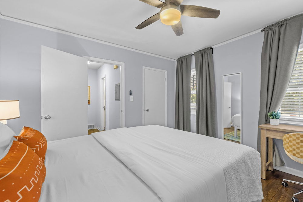 881 Furnished Apartments photo 2