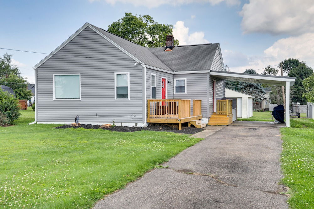 Deck & Patio: Inviting Abode in Natrona Heights! photo 2