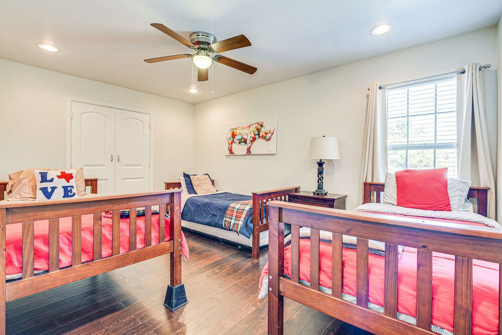 Spacious Grand Prairie Home w/ Fenced Yard + Patio photo 3