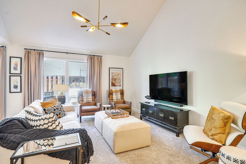 Near Shops & Cafes: Beaverton Haven w/ Luxe Decor!