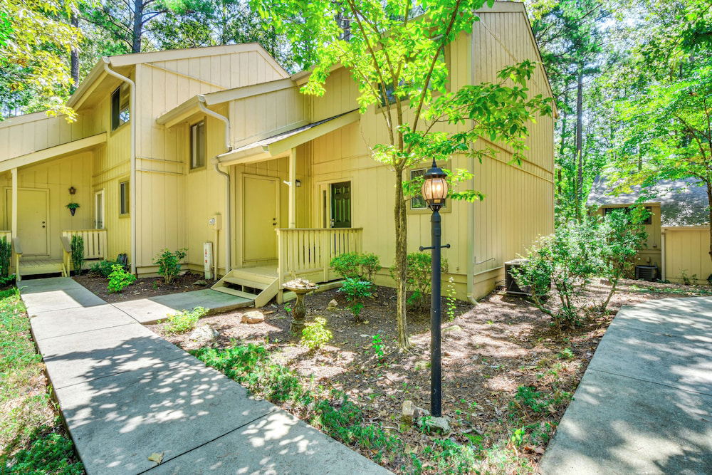 Marina & Pool Access: Lovely Lake Keowee Townhome! in Salem, US