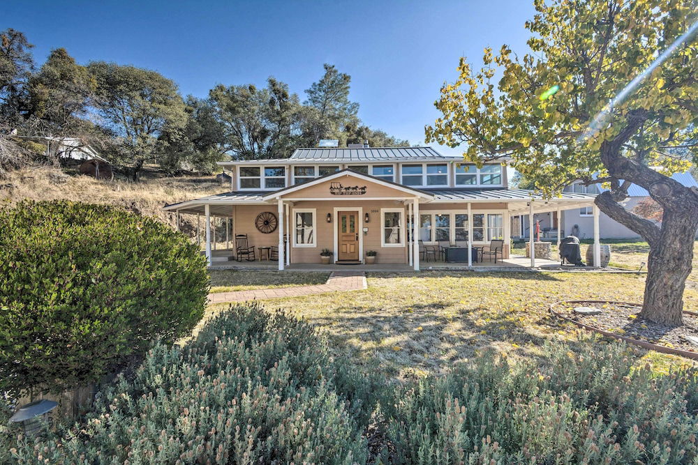Historic Mariposa Stagecoach Stop w/ Gas Fire Pit! in Mariposa, US