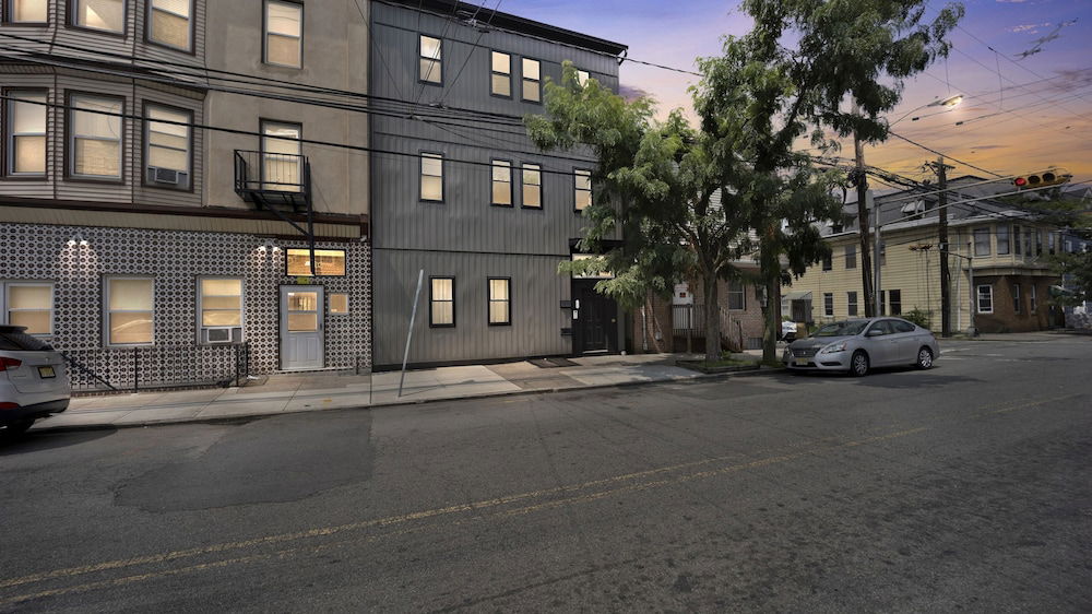 Charming Gem In Newark 3 Bedroom Apts by RedAwning in Newark, US