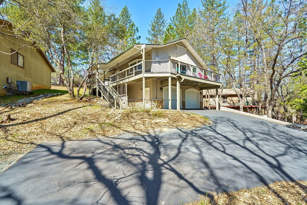 Cloudside - 2-Level Home Near Marina Beach by Yosemite Region Resorts in Groveland, US