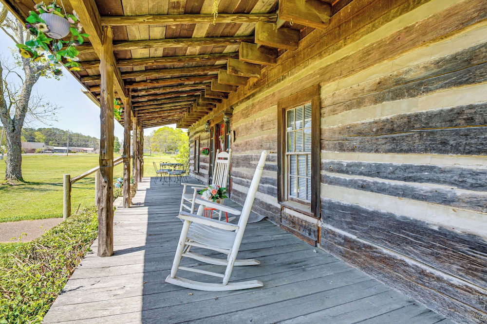 6 Mi to Scottsboro: Apt w/ Furnished Porch