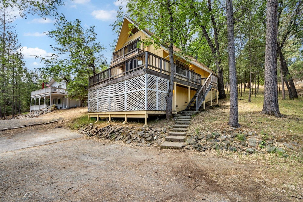 Marina Beach Cabin - Dog-Friendly Home with Deck! by Yosemite Region Resorts in Groveland, US