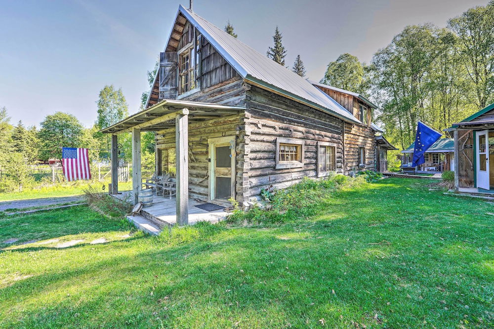 Historic Century-old Cabin in Downtown Hope in Hope, US