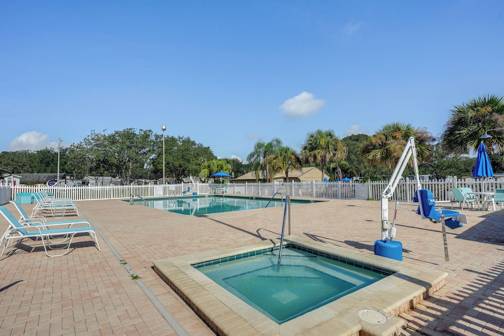 Lakeland Cottage w/ Pool Access + Screened Porch! photo 3
