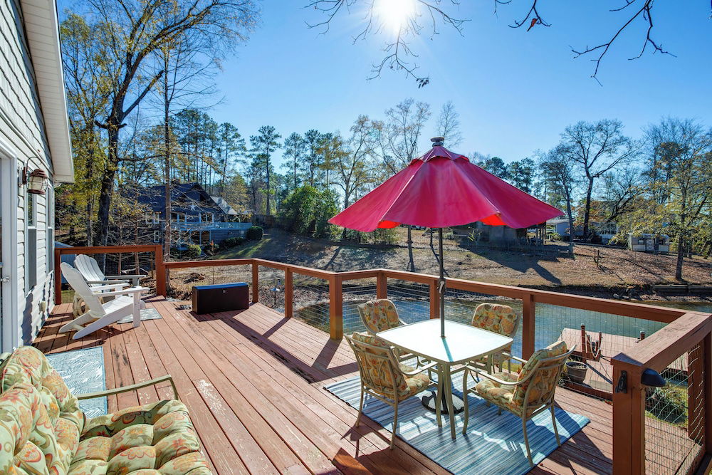 Lake Murray Retreat w/ Fishing Dock, Near Marinas! in Gilbert, US
