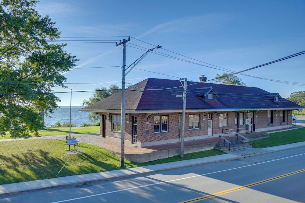 Balcony + Scenic Views: Chautauqua Lake Retreat