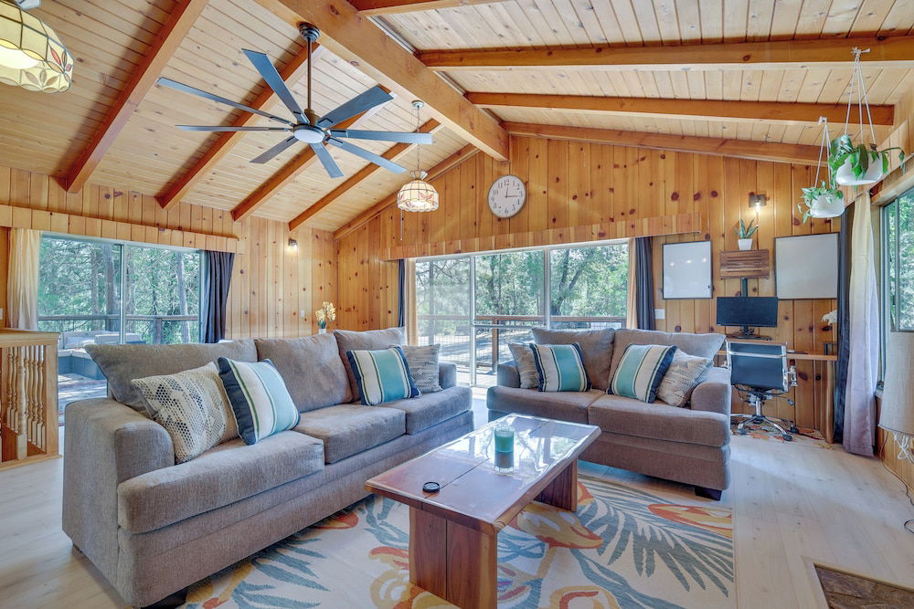 Peaceful Wooden Cabin, 2 Mi to Bass Lake! photo 4