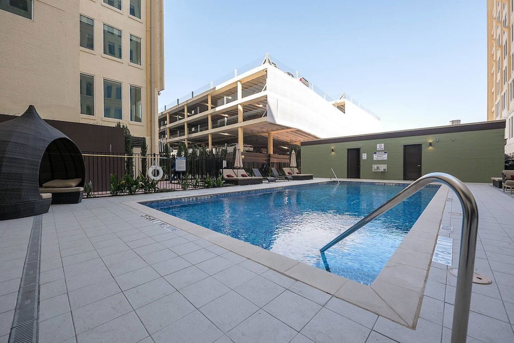 3 Bedroom Unit in Downtown Dallas with Pool & Gym in Dallas, US