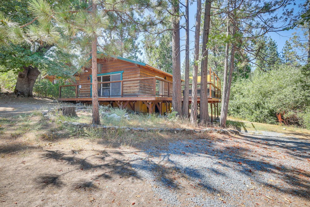 Peaceful Wooden Cabin, 2 Mi to Bass Lake! in Oakhurst, US