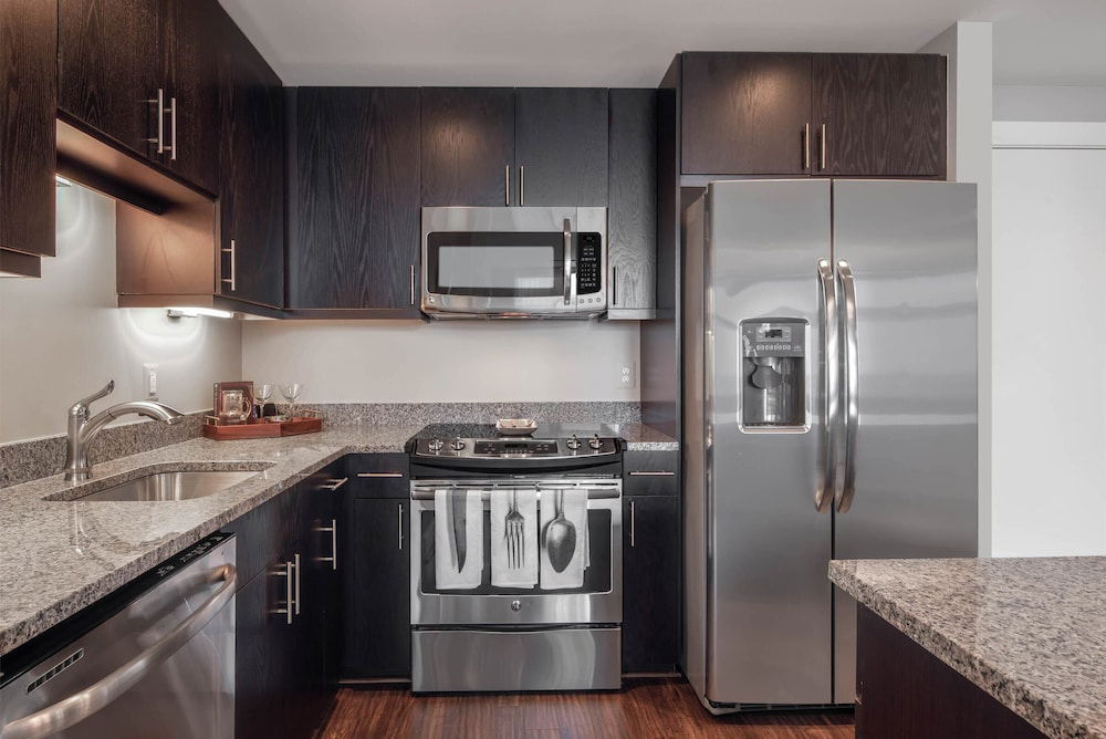 Luxury Apartment in heart of Reston 2 bedroom  photo 5
